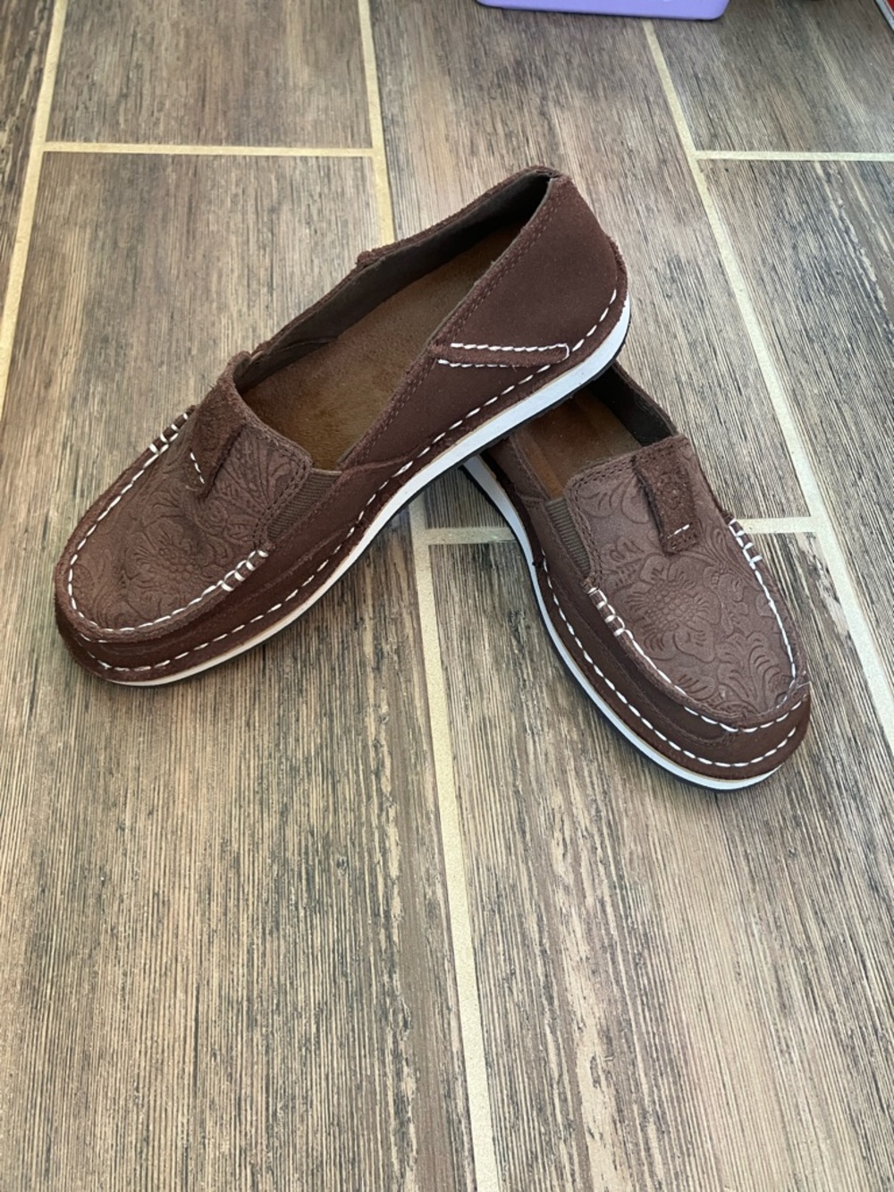 ARIAT FLORAL EMBOSSED CRUISER SHOES - MOC TOE 6C